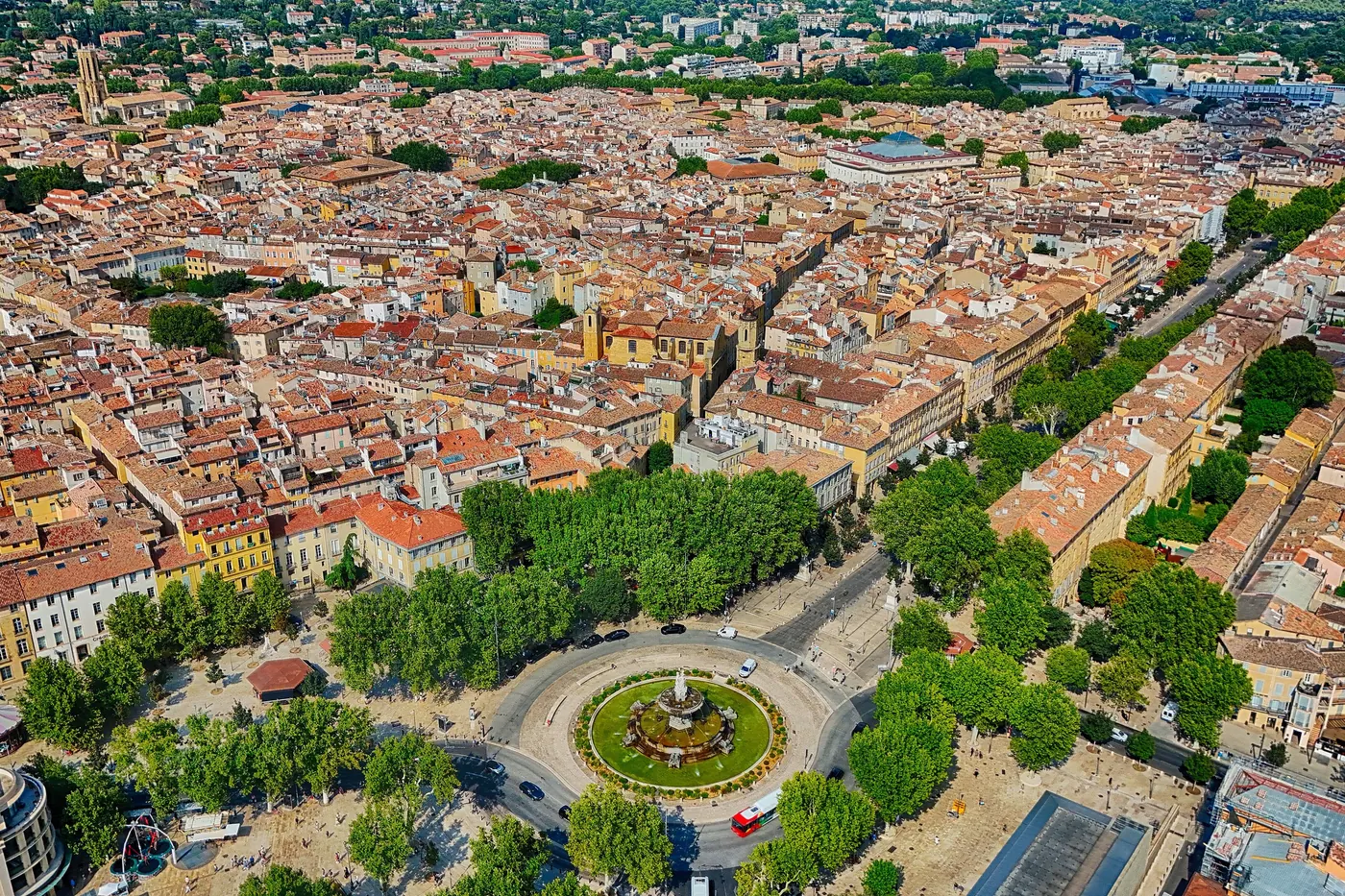La fontaine de la Rotonde et le cours Mirabeau vus du ciel, à Aix-en-Provence