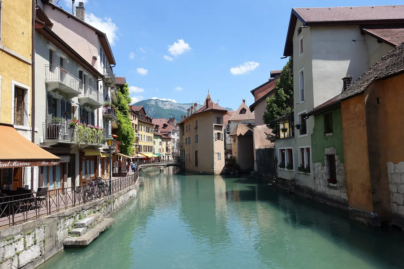 Le canal du Thiou et les façades colorées de la vieille ville d'Annecy