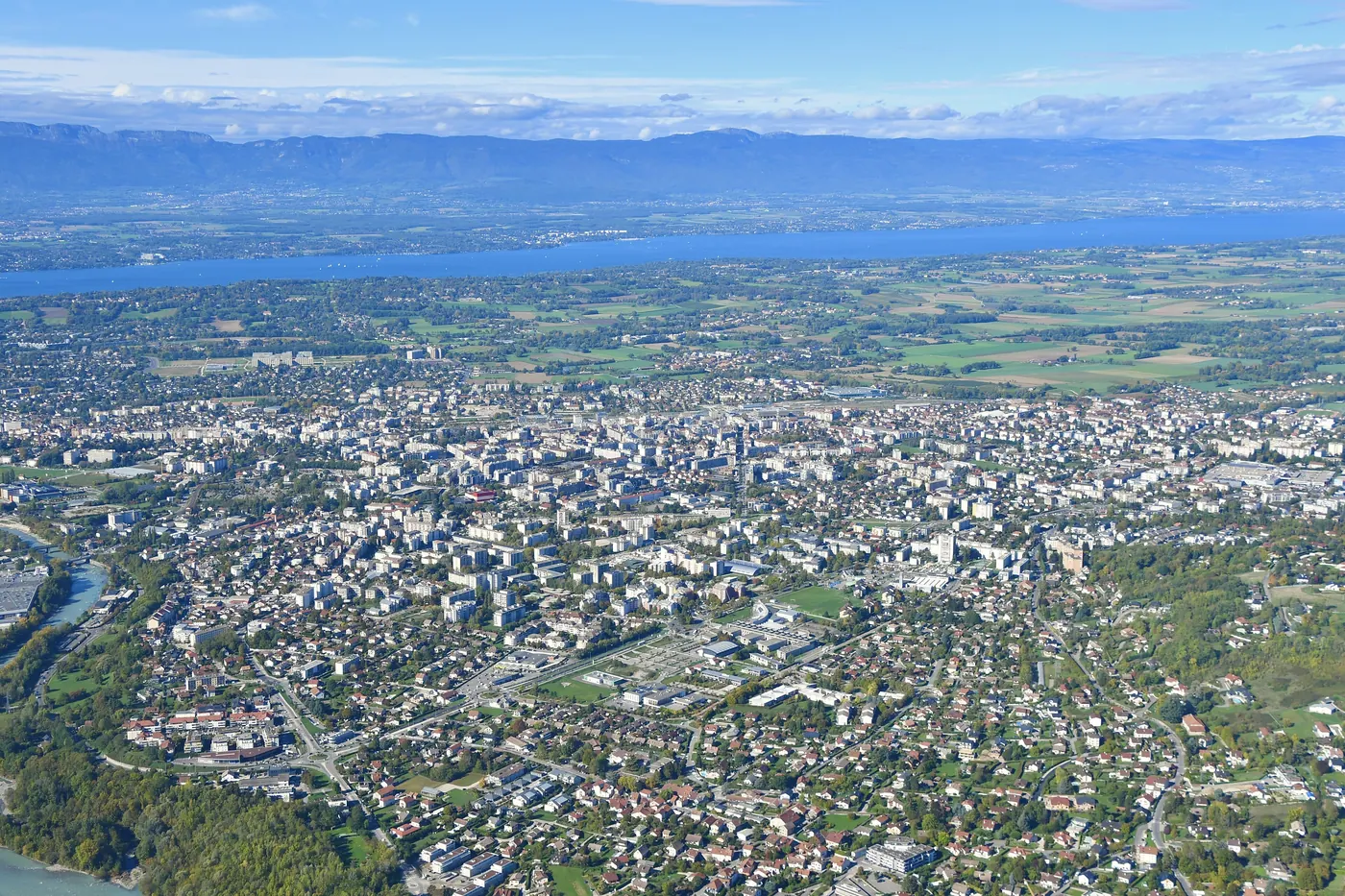 Annemasse vue du ciel, avec le Salève et l'agglomération genevoise