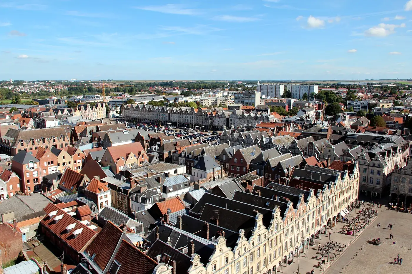 La place des Héros et la Grand'Place d'Arras vues depuis le beffroi, avec leurs façades baroques