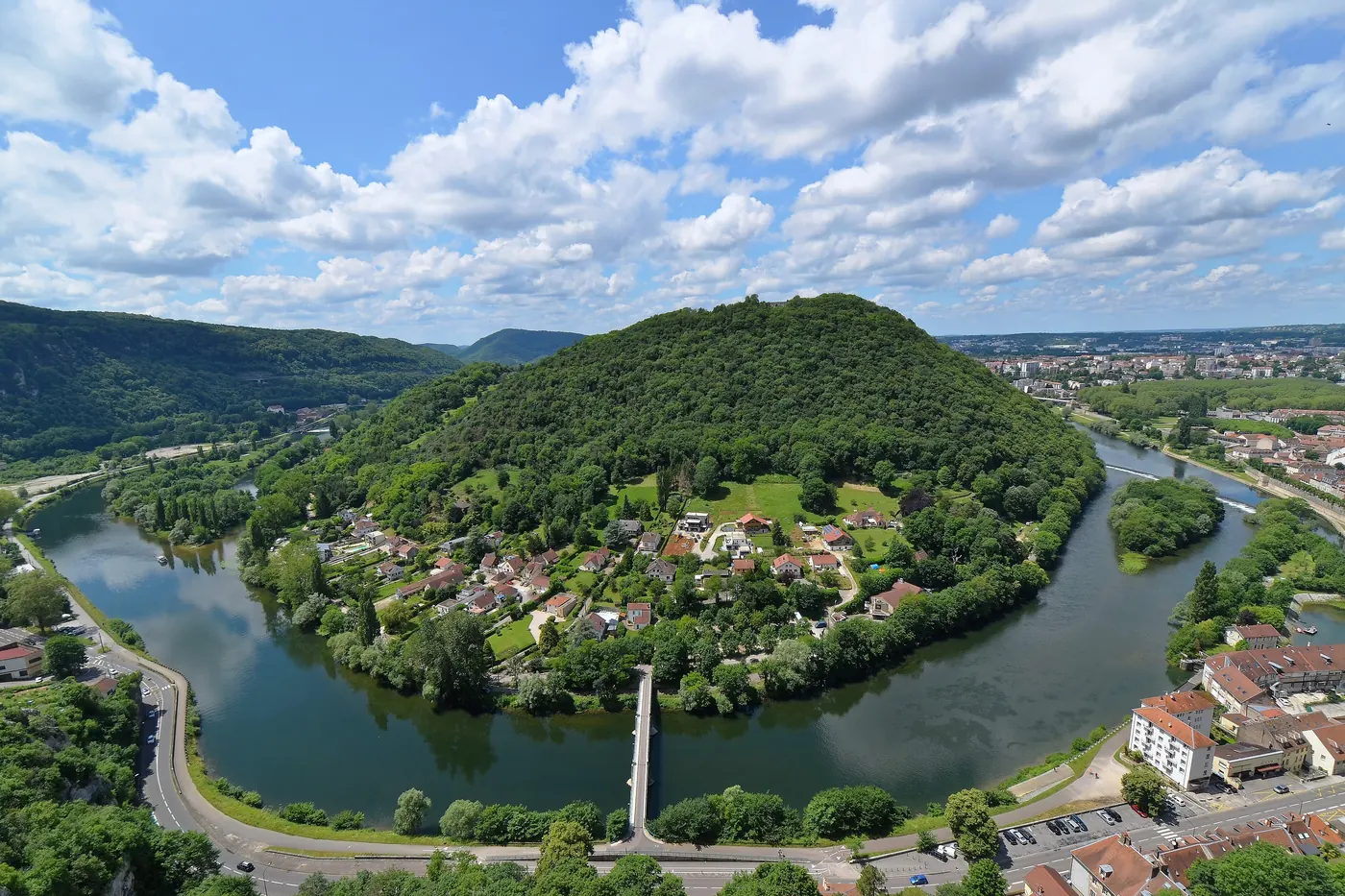 La boucle du Doubs et la vieille ville de Besançon vues depuis la citadelle