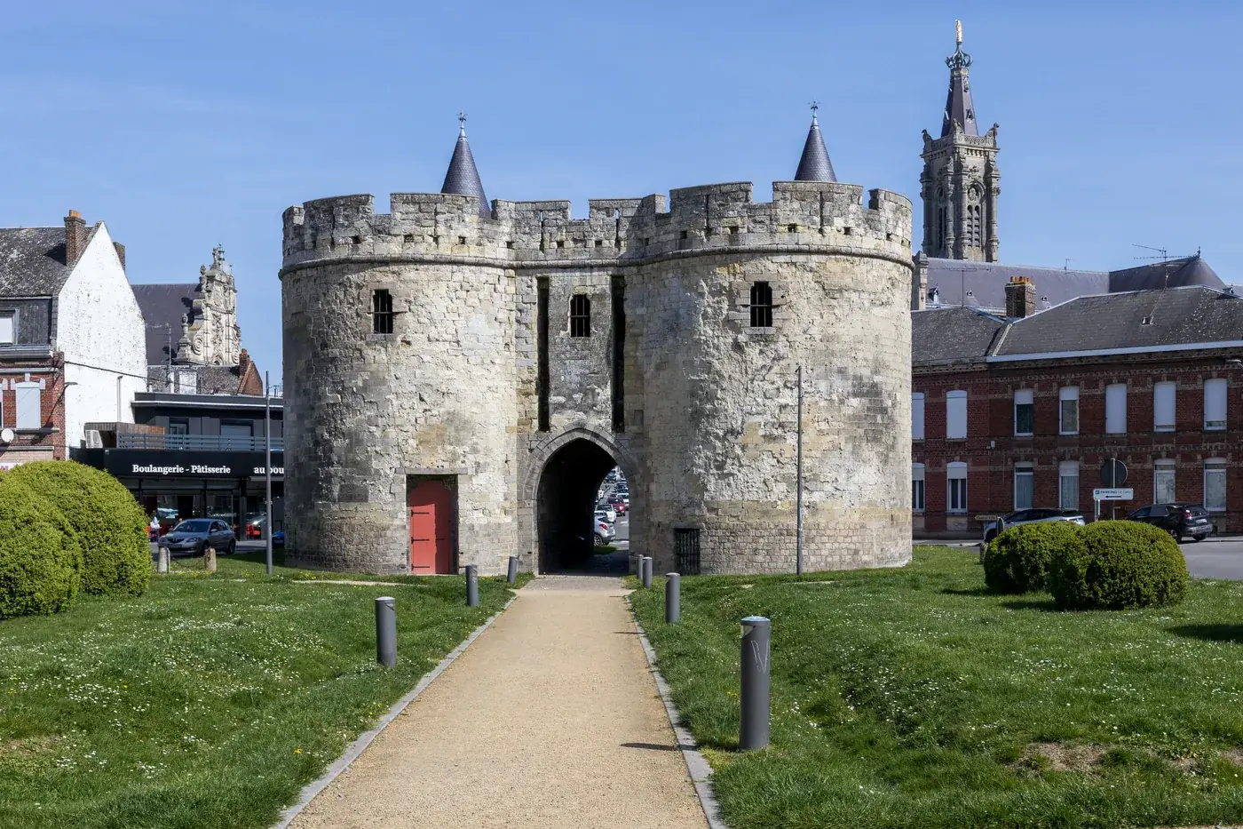 La porte de Paris, vestige des remparts de Cambrai, avec le clocher de la cathédrale en arrière-plan