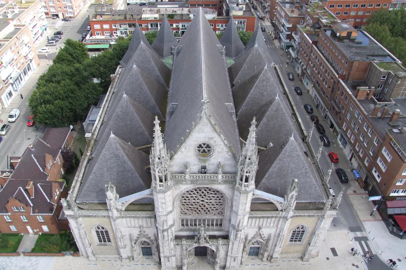 L'église Saint-Éloi et le centre de Dunkerque vus depuis le beffroi