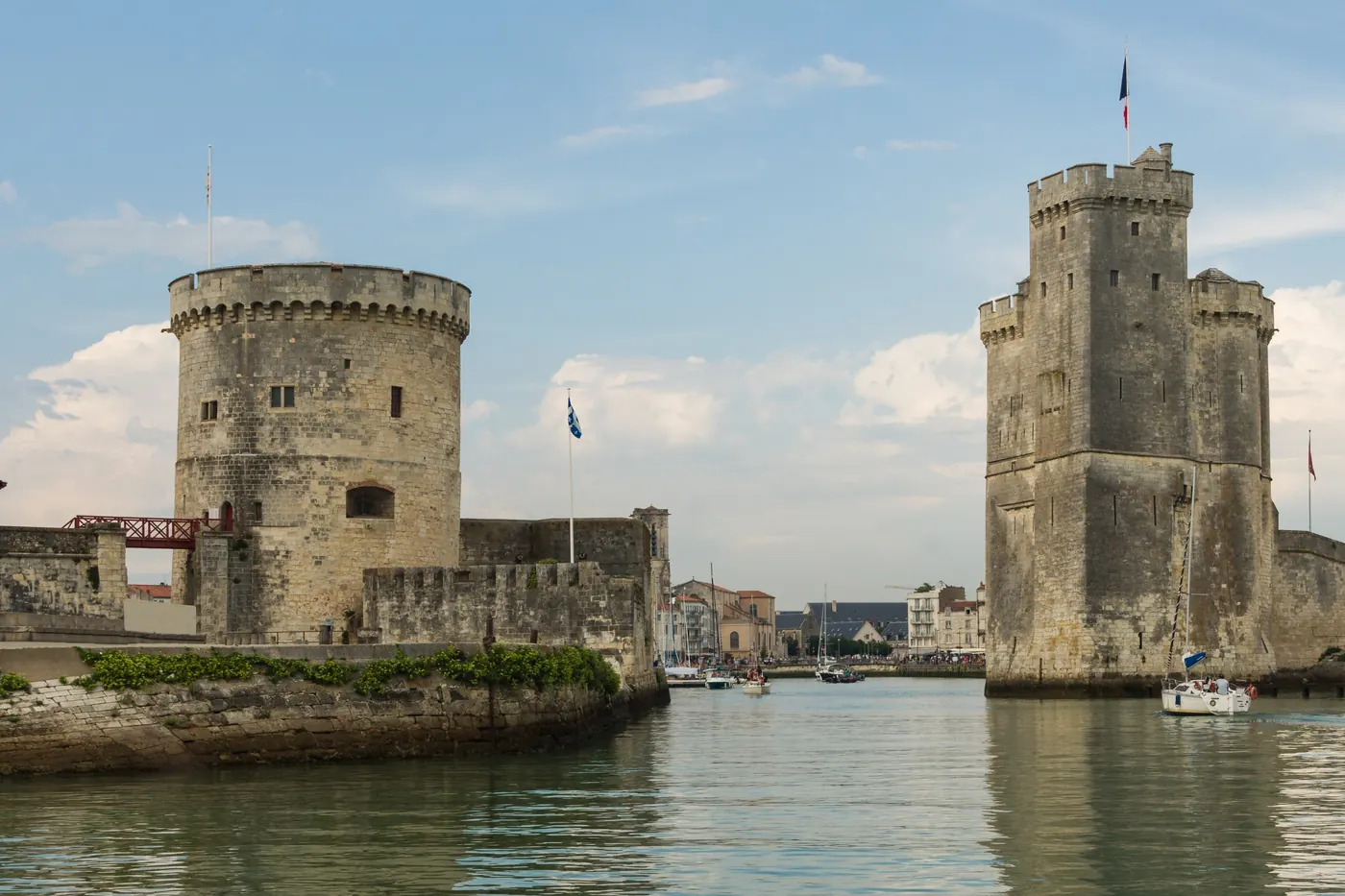 Les tours Saint-Nicolas et de la Chaîne à l'entrée du Vieux-Port de La Rochelle