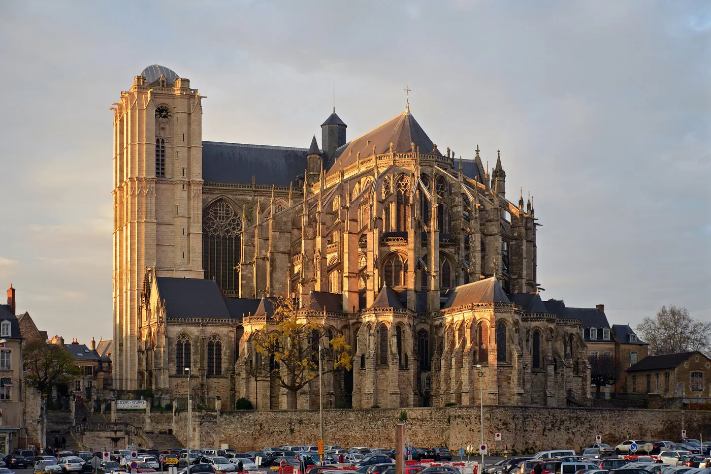 Le chevet de la cathédrale Saint-Julien du Mans en lumière d'automne