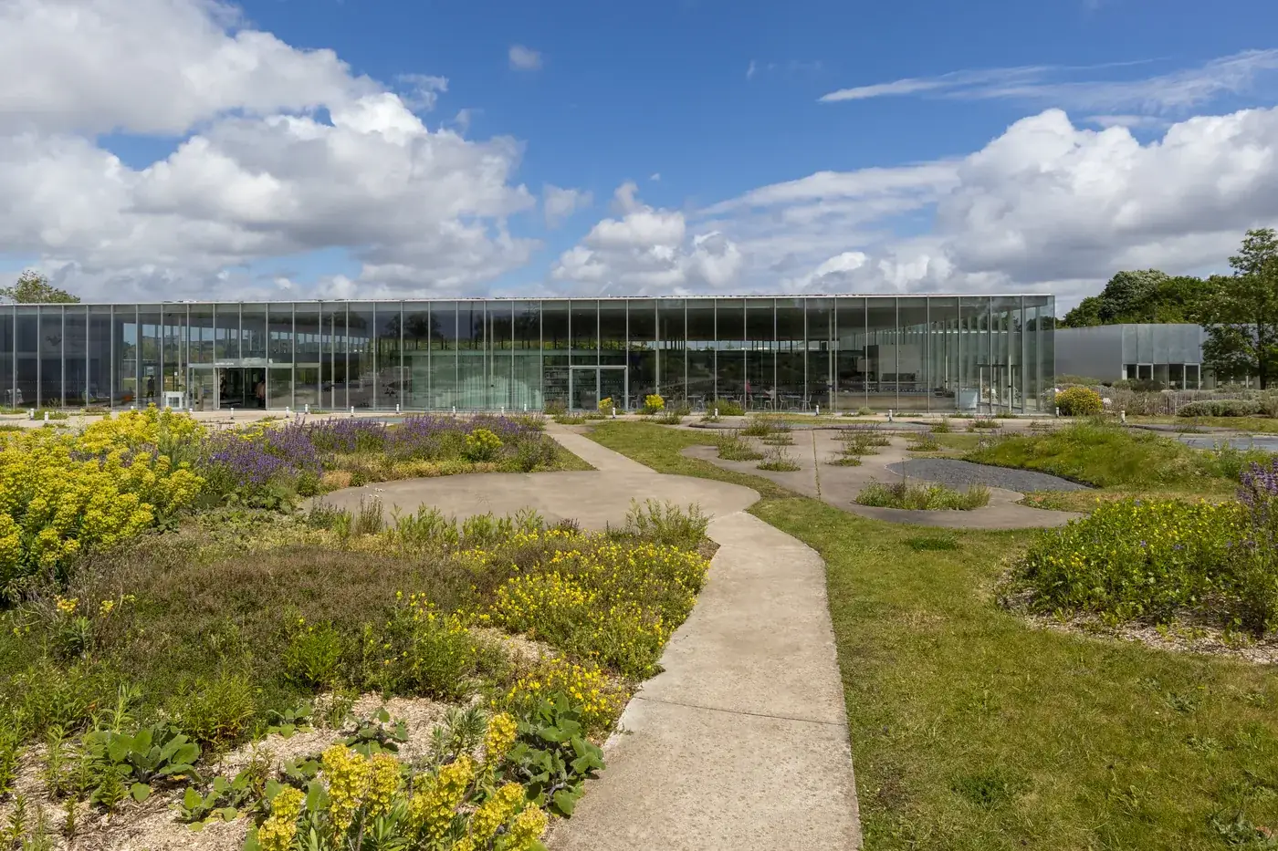 Le musée du Louvre-Lens et son parc, sur l'ancien carreau de la fosse 9