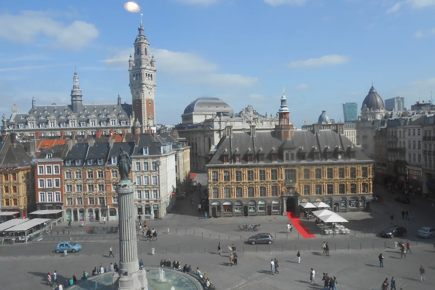 La Grand-Place de Lille, la Vieille Bourse et le beffroi de la Chambre de commerce