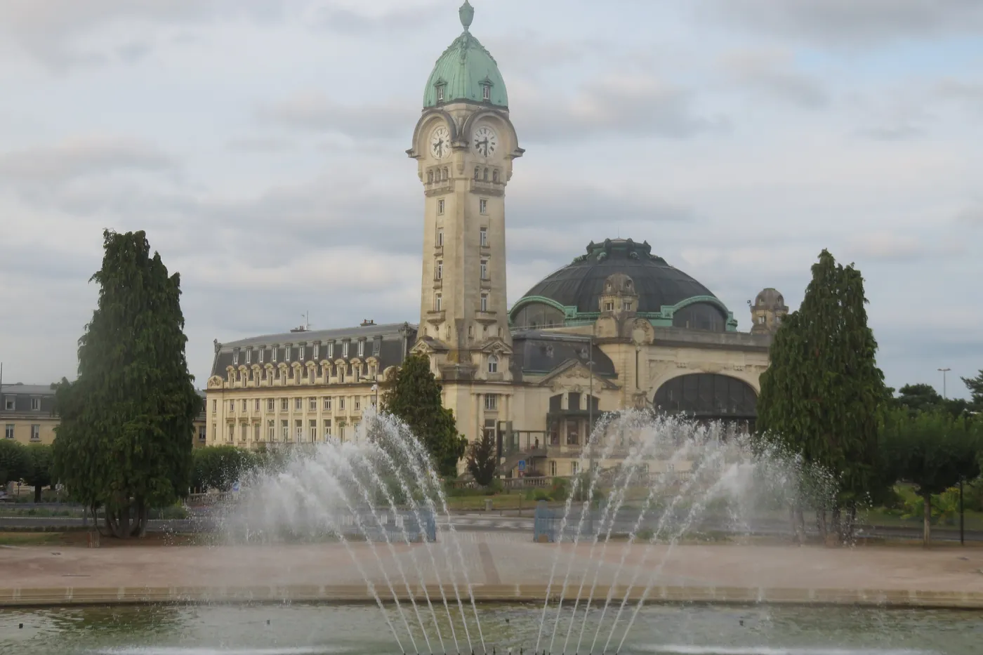 La gare de Limoges-Bénédictins et sa fontaine, avec le campanile