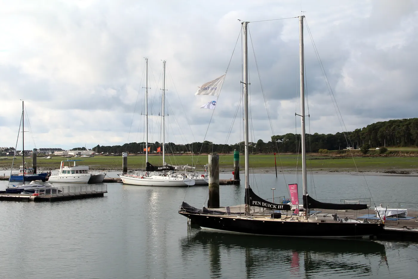 Pen Duick III amarré dans le port de Lorient, base de la course au large