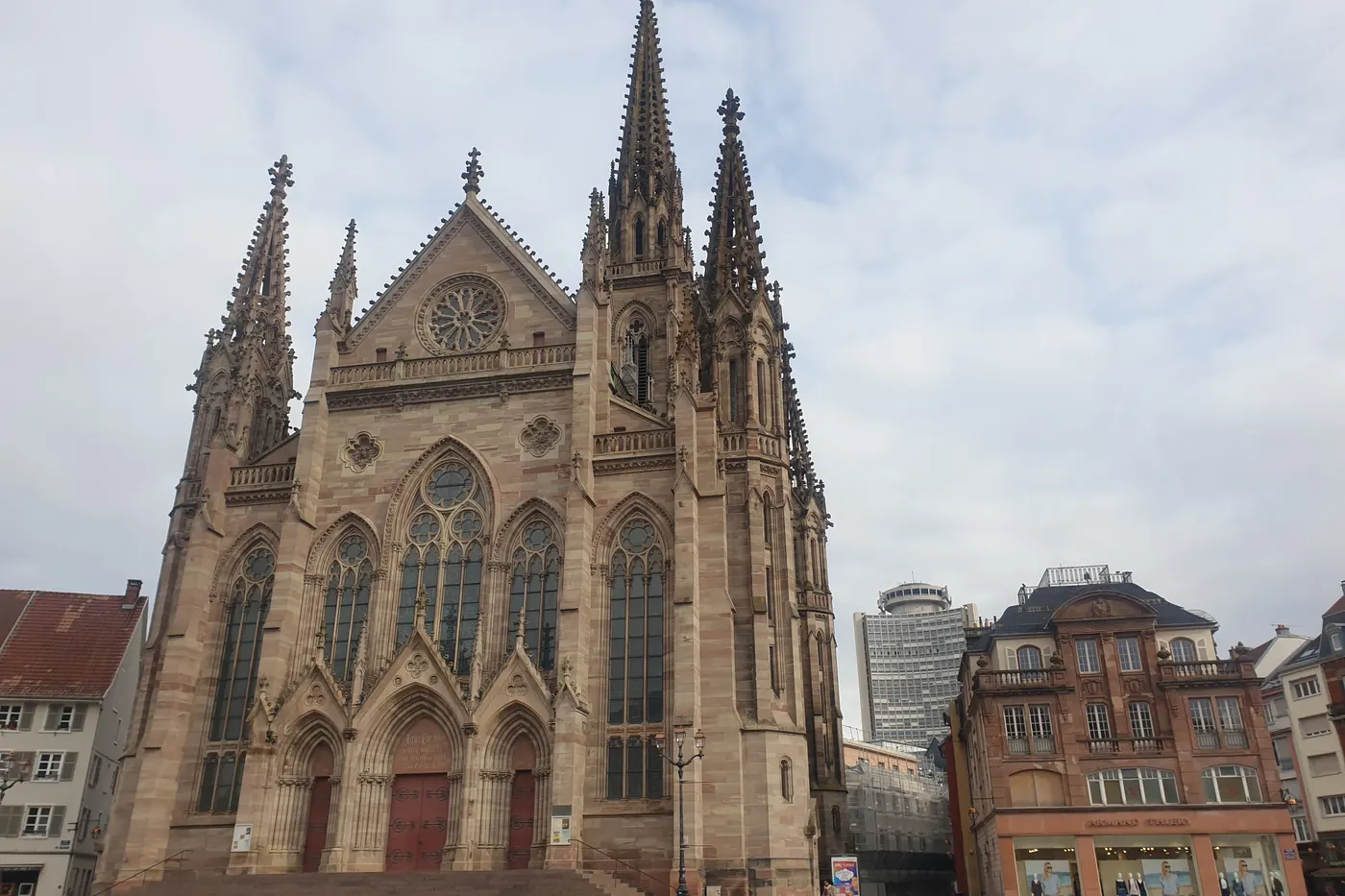 Le temple Saint-Étienne sur la place de la Réunion, à Mulhouse