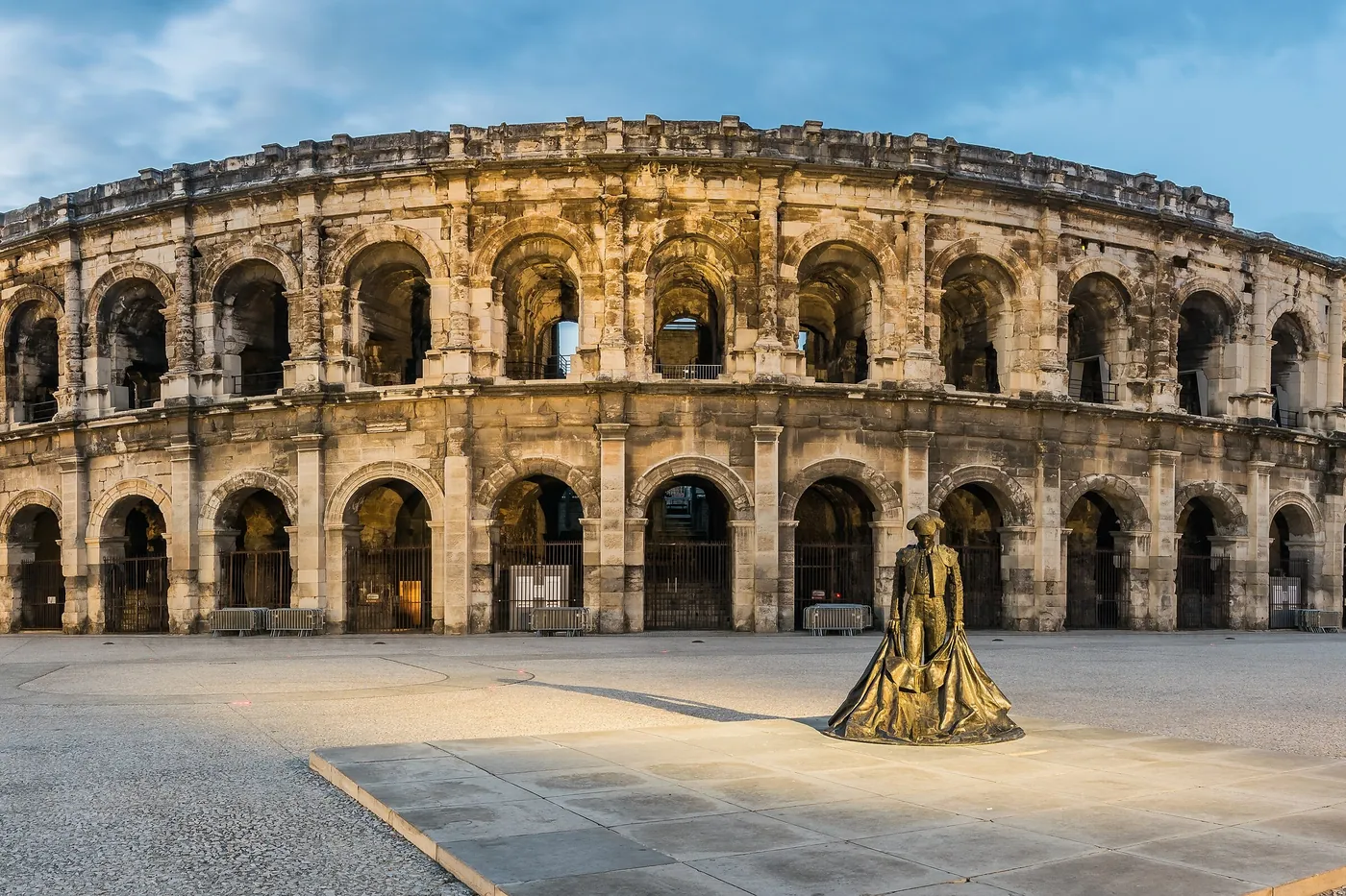 Les arènes de Nîmes et la statue de Nimeño II sur le boulevard des Arènes