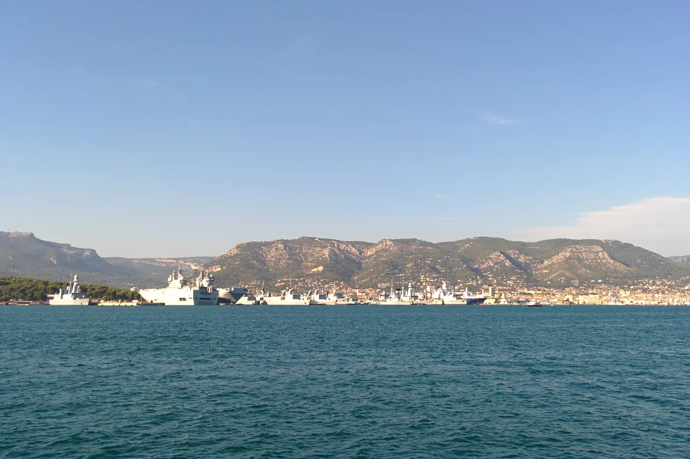 La rade de Toulon et le mont Faron vus depuis la mer